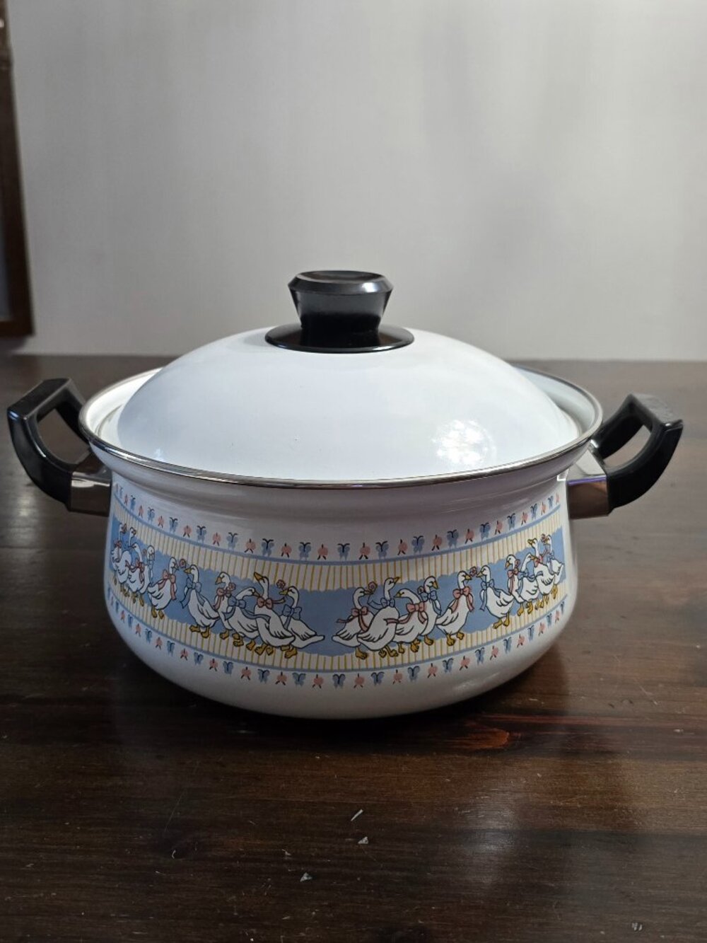 Vintage Country Ribbon Geese Enamelware Stockpot with Lid